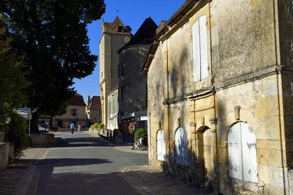 France, Dordogne (24), Périgord Noir, Trémolat, le coeur du village et l'église Saint-Nicolas en arrière plan