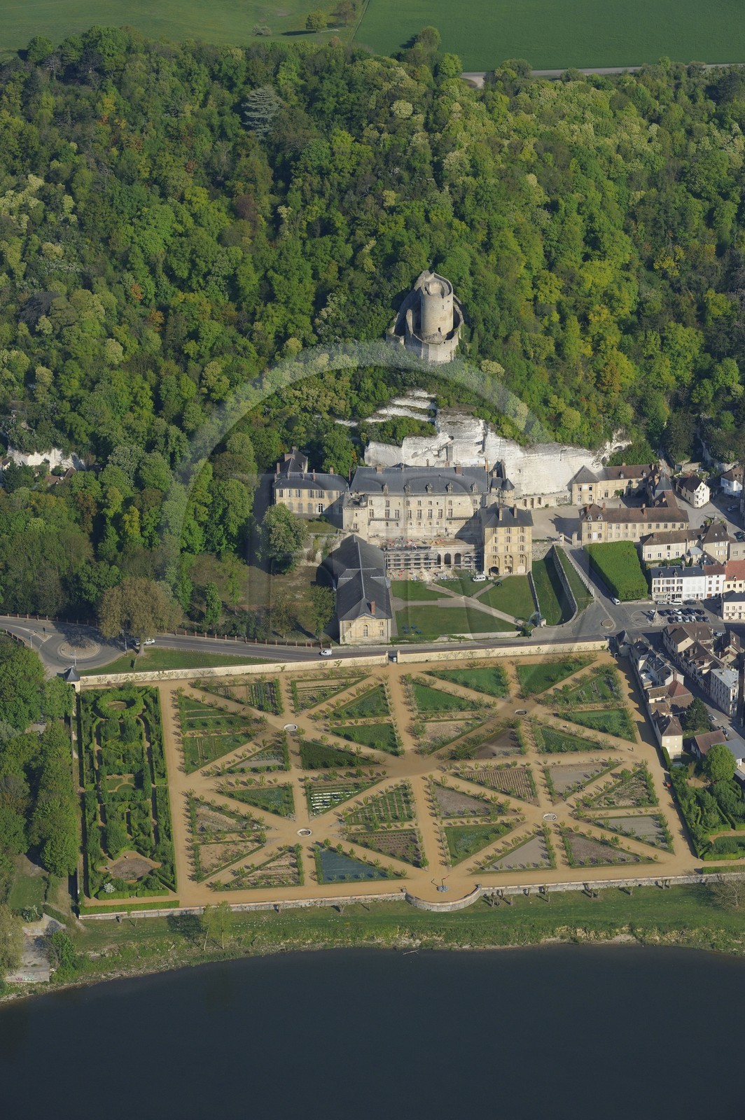 France, Val-d'Oise (95), La Roche-Guyon, labellisé Les Plus Beaux Villages de France, le château (vue aérienne)