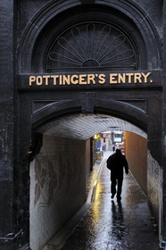 Royaume-Uni, Irlande du Nord, Belfast, Pottinger's Entry donnant sur Ann Street