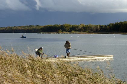 France, Meuse (55), Parc régional de Lorraine, Cotes de Meuse, Heudicourt-sous-les-Côtes, pêcheurs sur le lac de la Madine