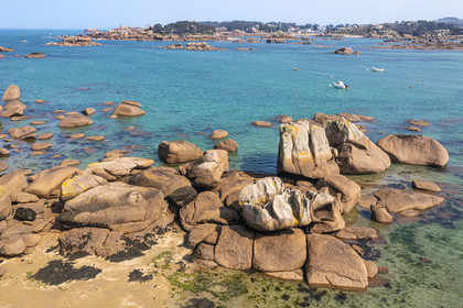 France, Côtes-d'Armor (22), Côte de Granit Rose, Trégastel, Ile Renote, le chaos granitique émerge de la plage à marée basse (vue aérienne)
