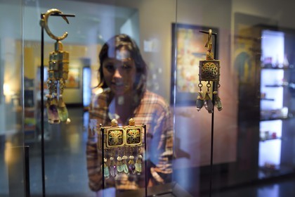 Maroc, Casablanca, musée Abderrahman Slaoui dit La Maison du Collectionneur, bijou reproduit en 1931 par la maison Cartier avec d'anciennes boucles d'oreilles, or et émeraudes