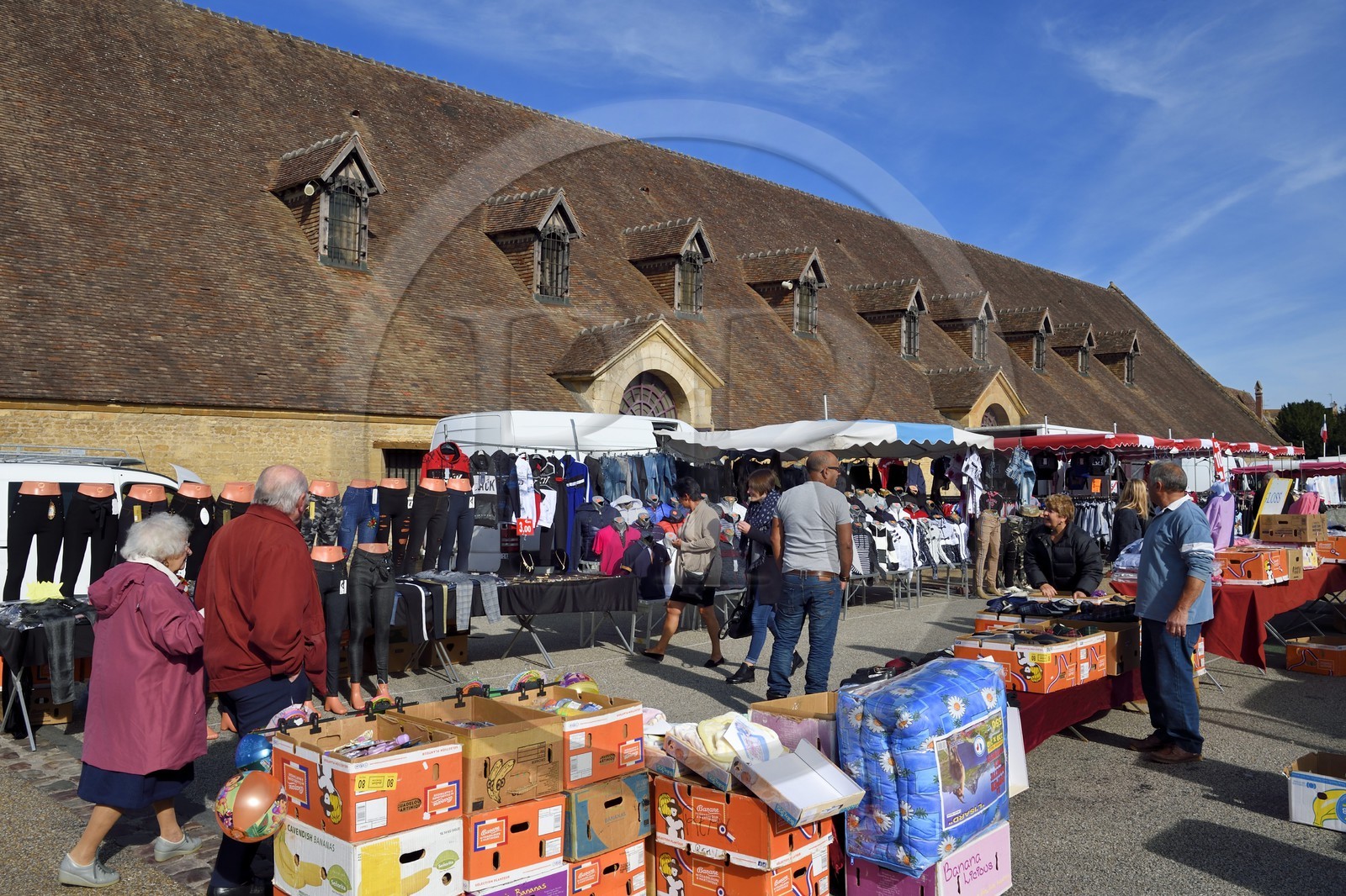 France, Calvados (14), Pays d'Auge, Saint-Pierre-sur-Dives, jour de marché devant les halles du XIe siècle reconstruites au XVe siècle