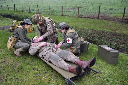 France, Eure (27), Sainte-Colombe-prés-Vernon, Allied Reconstitution Group (association de reconstitution historique de la 2éme Guerre Mondiale américain et Maquis), reconstitueurs en uniforme de la 101e division aéroportée US et infirmières soignant un soldat blessé