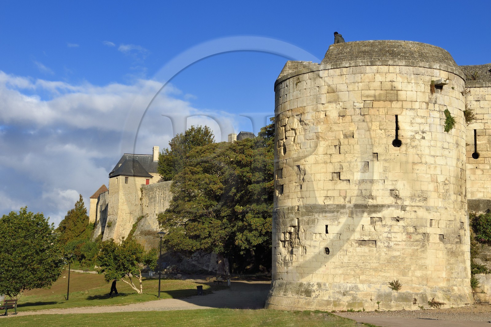 France, Calvados (14), Caen, le château ducal de Guillaume le Conquerant, les remparts rue de la Geôle