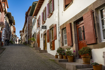 France, Pyrénées-Atlantiques (64), Pays-Basque, Saint-Jean-Pied-de-Port, rue de la Citadelle sur le chemin de Saint-Jacques-de-Compostelle
