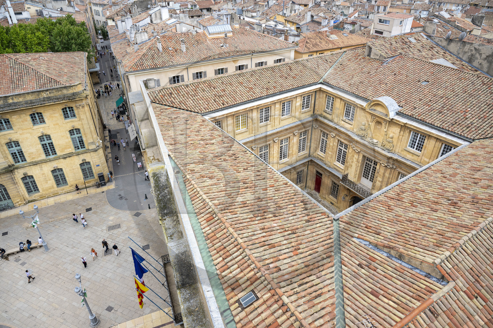 France, Bouches-du-Rhône (13), Aix en Provence, l'hotel de ville surplombant la place de l'Hotel de Ville (vue aérienne)