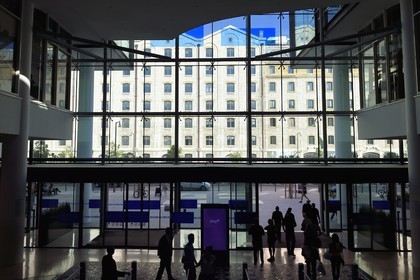France, Bouches-du-Rhône (13), Marseille, Zone Euroméditerranée, quartier La Joliette, le centre commercial des Terrasses du Port et les batiments des Docks en arrière plan