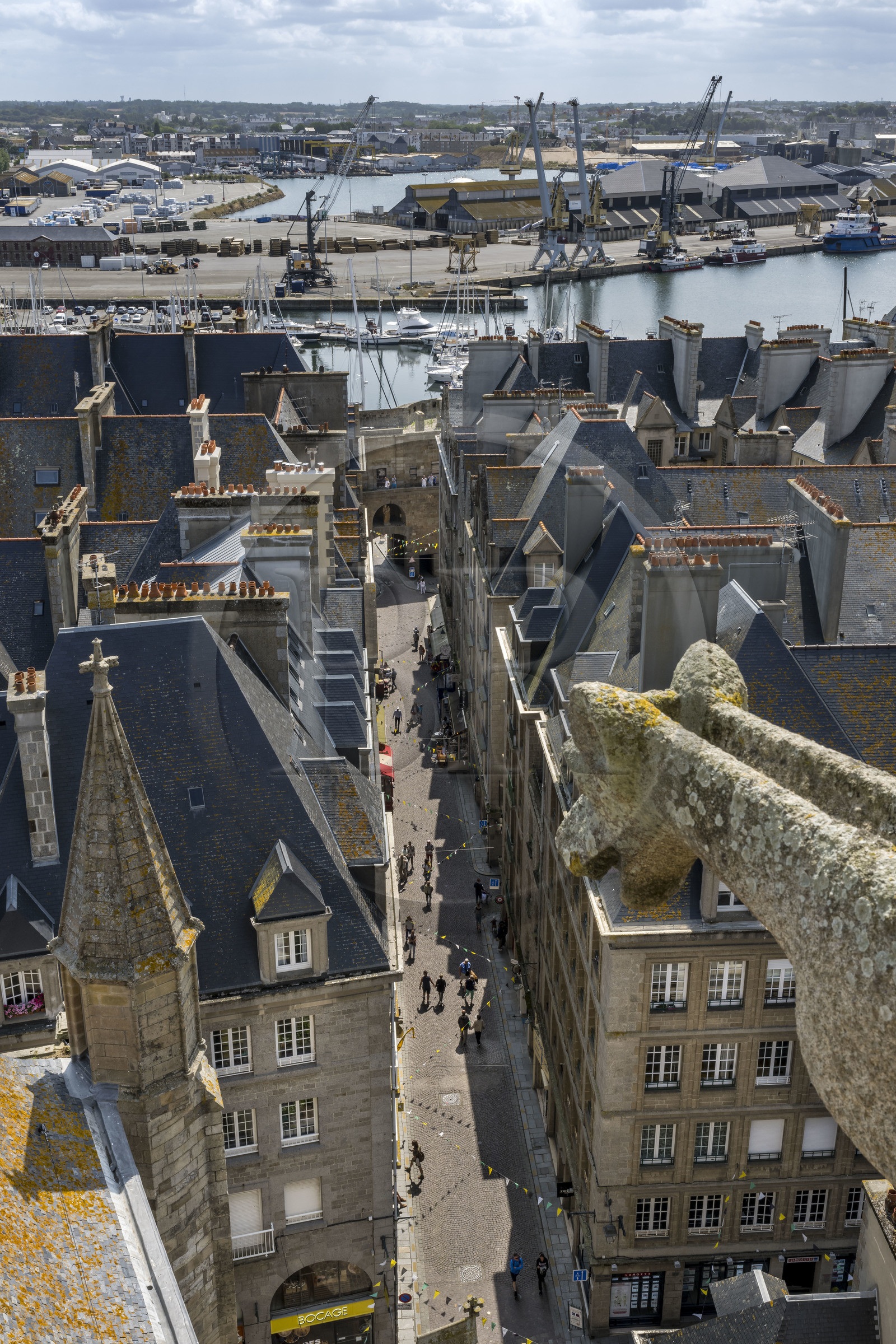 France, Ille-et-Vilaine (35), Côte d'Emeraude, Saint-Malo intra-muros, vue sur la ville depuis le haut du clocher de la cathédrale, la Grand' Porte et les remparts au bout de la Grand rue, le bassin Vauban dans le port de commerce en arrière plan