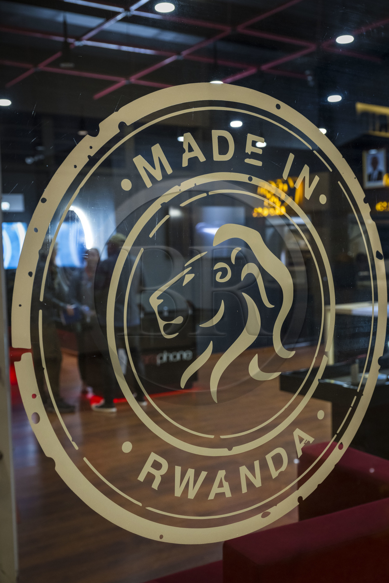 Rwanda, Kigali, KBC centre commercial et de business (Kigali Business Center), MaraPhone de l'entrepreneur rwandais Ashish Thakkar commercialise le premier smartphone 100 % Made in Africa