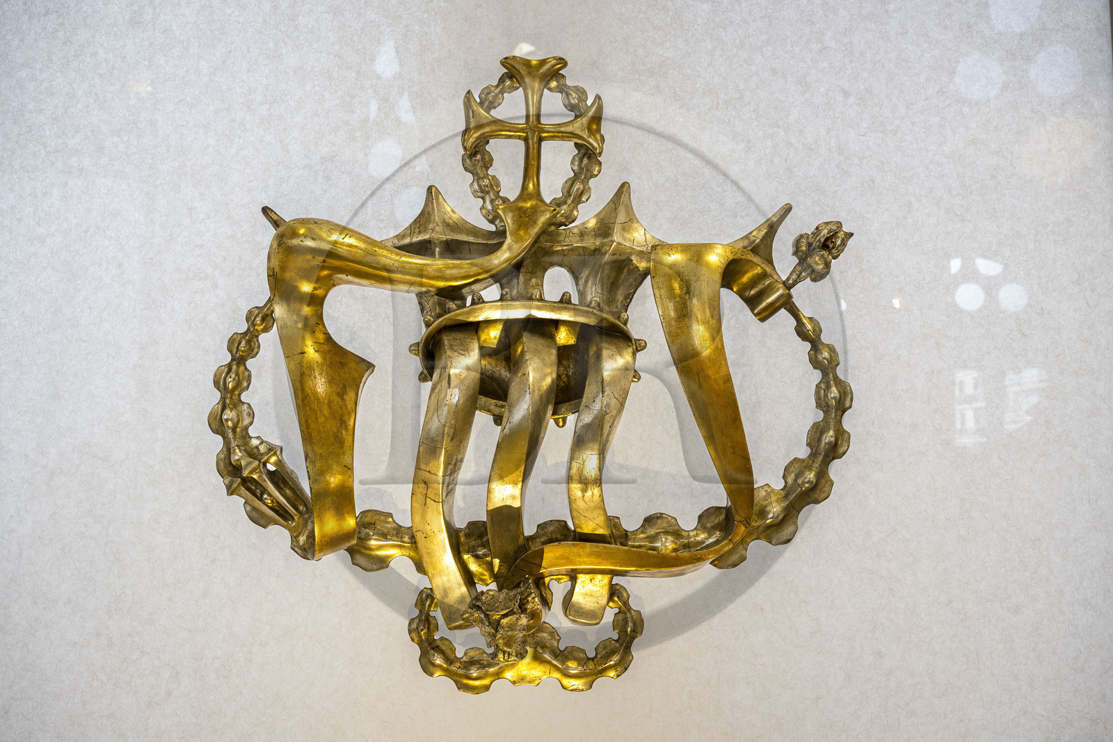 Espagne, Catalogne, Barcelone, quartier de l'Eixample, basilique de la Sagrada Familia de l'architecte du modernisme catalan Antoni Gaudi classée Patrimoine Mondial de l'UNESCO, mobilier et objets liturgiques conçus par Gaudi, monogramme JMJ (Jésus Christ - Marie - Joseph) du plafond de la chapelle de la Casa Batllo (1909)