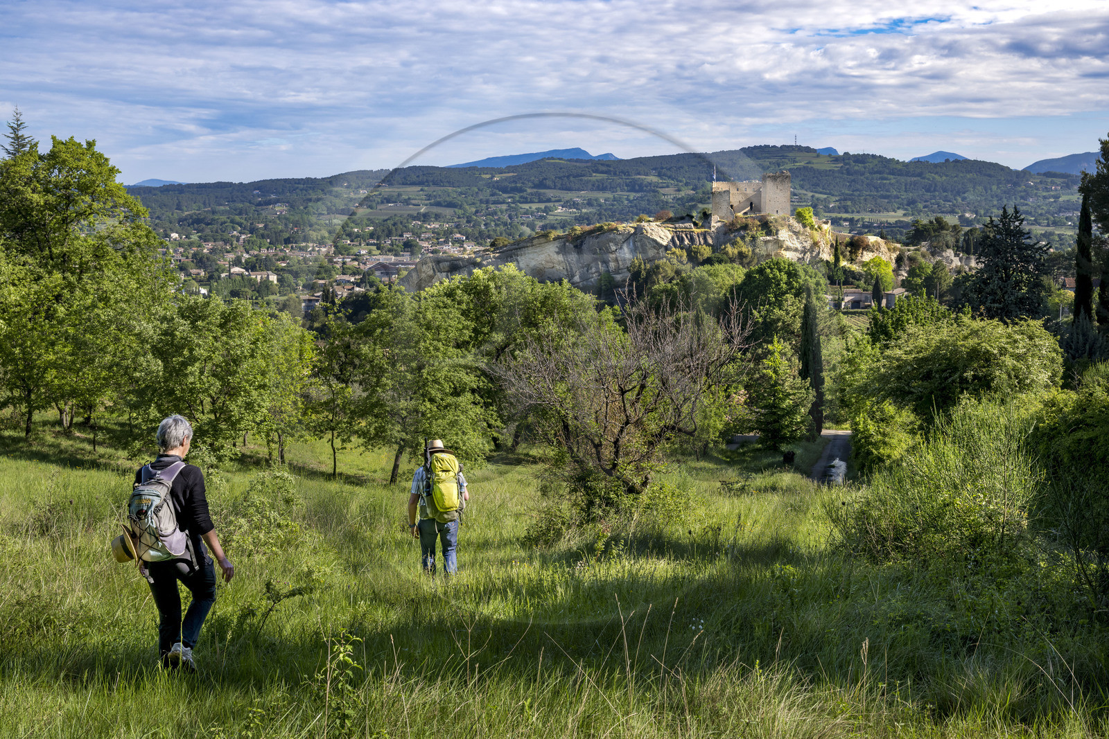 France, Vaucluse (84), Dentelles de Montmirail, Vaison-la-Romaine, randonneurs devant le chateau des Comtes de Toulouse construit au XIIe siècle au sommet de la cité médiévale