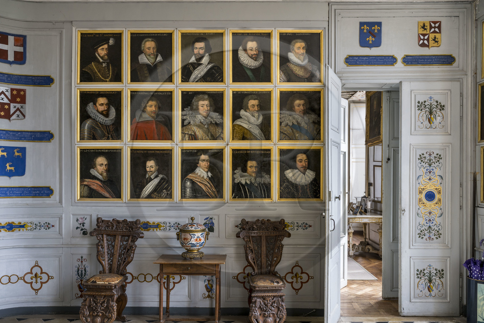 France, Côte-d'Or (21), Epoisses, le château d'Epoisses, la salle des gardes avec les portraits des quatre Ducs de Bourgogne et des propriétaires successifs du chateau