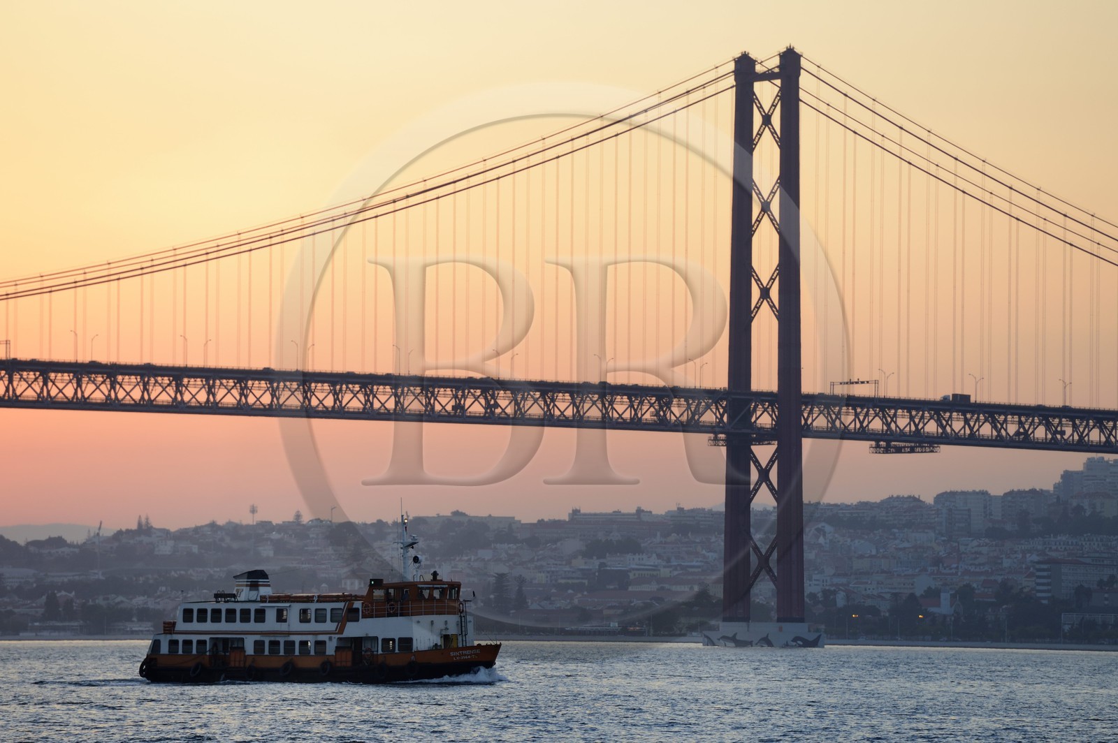 Portugal, Lisbonne, le pont du 25 de Abril sur le Tage