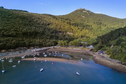 Espagne, Pays basque espagnol, Biscaye, région de Gernika-Lumo, Réserve de biosphère d'Urdaibai, estuaire du fleuve Oka à marée basse au sud de Mundaka, petit mouillage de Laida (vue aérienne)