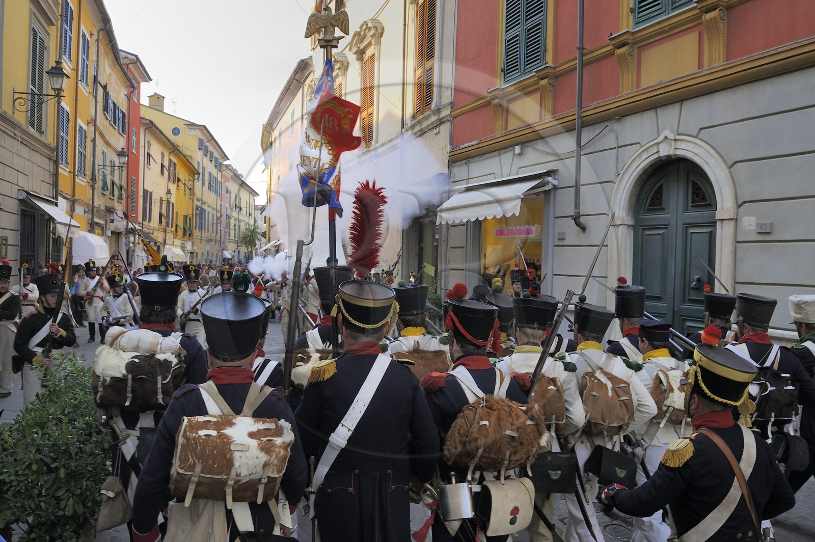 Italie, Ligurie, Sarzana, Napoleon Festival, combats de rue entre des soldat français de la Grande Armée et des soldats autrichiens dans la Via Mazzini rue principale de la vieille ville