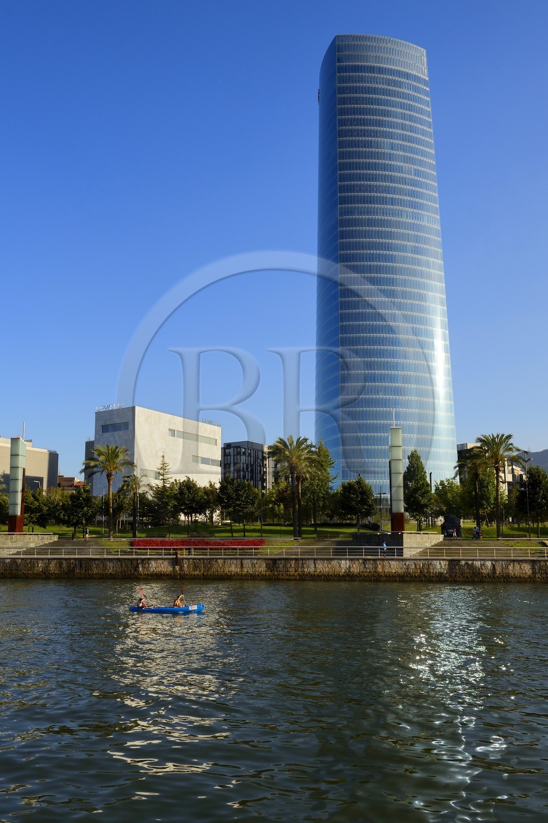 Espagne, Biscaye, Pays Basque espagnol, Bilbao, la Tour Iberdrola de l'architecte argentin César Pelli est un gratte-ciel de 165 mètres