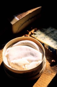 France, Jura (39), le célèbre fromage Mont d'Or dans sa boîte en bois