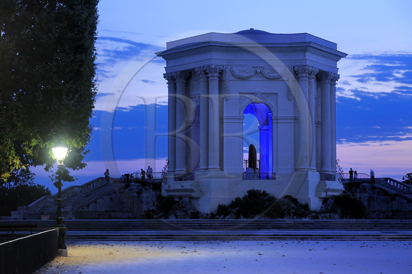 France, Hérault (34), Montpellier, centre historique, place du Peyrou, château d'eau, éclairage bleu du plasticien Yann Kersalé