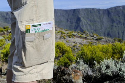 France, île de la Réunion, volcan du Piton de la Fournaise, classé Patrimoine Mondial de l'UNESCO, randonneurs sur les sentiers du haut de l'Enclos