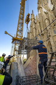 Espagne, Catalogne, Barcelone, quartier de l'Eixample, basilique de la Sagrada Familia de l'architecte du modernisme catalan Antoni Gaudi classée Patrimoine Mondial de l'UNESCO, chantier du cloitre sous la facade de l'abside en grande partie encore de style néo-gothique avec ses gargouilles en forme d’animaux, installation de l'ossature pour le béton armé