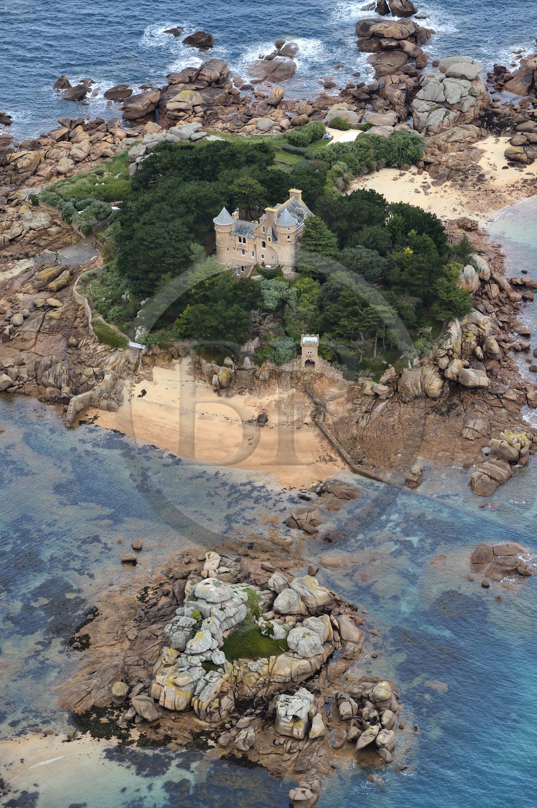 France, Côtes-d'Armor (22), Côte de Granit Rose, Trégastel, château et ile de Costaérès (vue aérienne)
