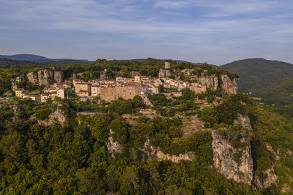 France, Var (83), La Dracénie, village de Châteaudouble surplombant les gorges sur la Nartuby (vue aérienne)