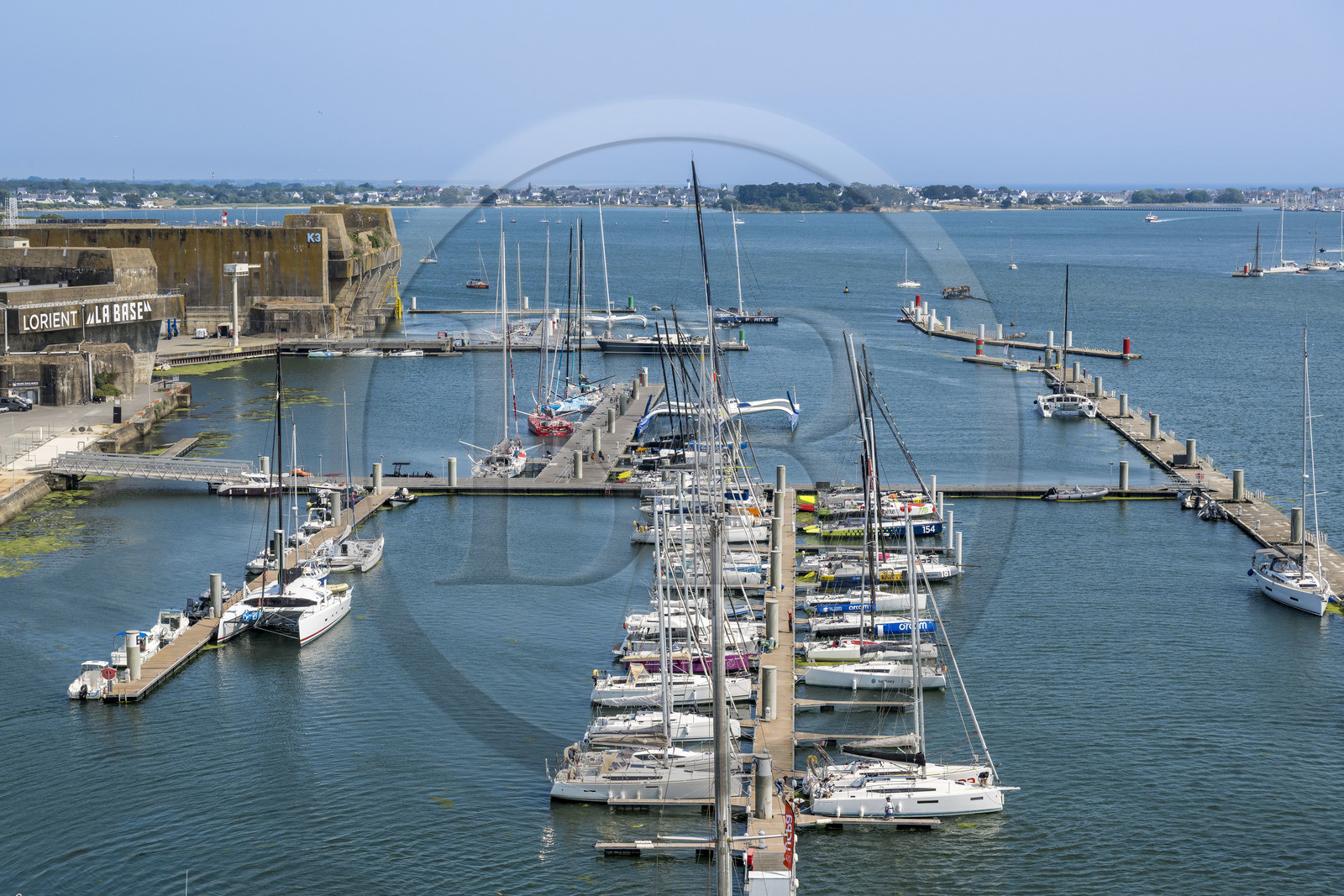 France, Morbihan (56), Lorient, le port de Lorient La Base dans l'ancienne base de sous-marins construite par les Allemands, il est conçu et équipé de façon à accueillir les professionnels du nautisme, les événements nautiques et les grandes unités telles que les monocoques et les multicoques de la Course au Large