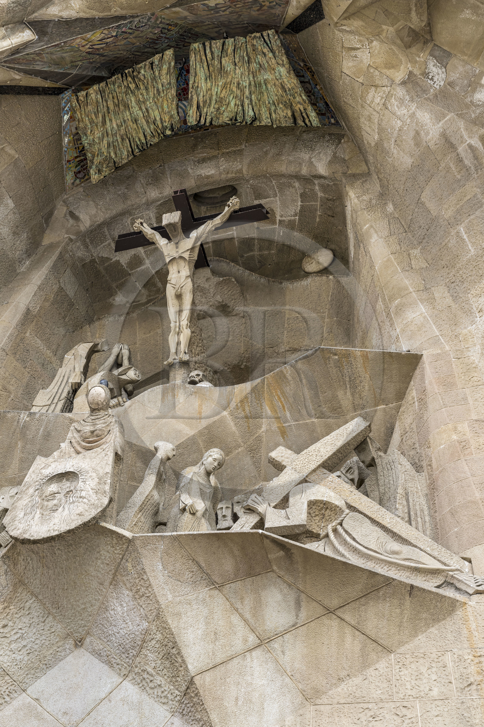 Espagne, Catalogne, Barcelone, quartier de l'Eixample, basilique de la Sagrada Familia de l'architecte du modernisme catalan Antoni Gaudi classée Patrimoine Mondial de l'UNESCO, la façade de la passion dont les sculptures ont été réalisées par Josep Maria Subirachs, la crucifixion et calvaire