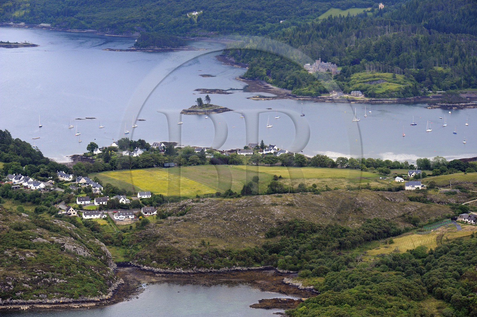 Royaume-Uni, Ecosse, Highland, Loch Carron, le village de Plockton et le chateau de Duncraig (vue aérienne)
