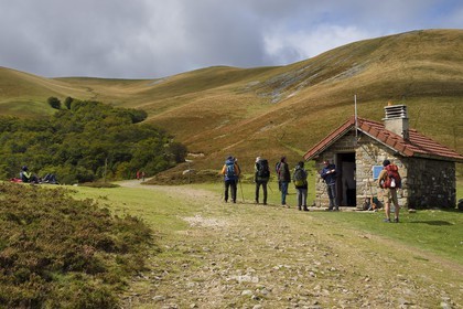 Espagne, Pays-Basque, Navarre, chemin de Saint-Jacques de Compostelle entre Saint-Jean-Pied-de-Port et Roncevaux, pèlerins au refuge Izandorre au col de Lepoeder