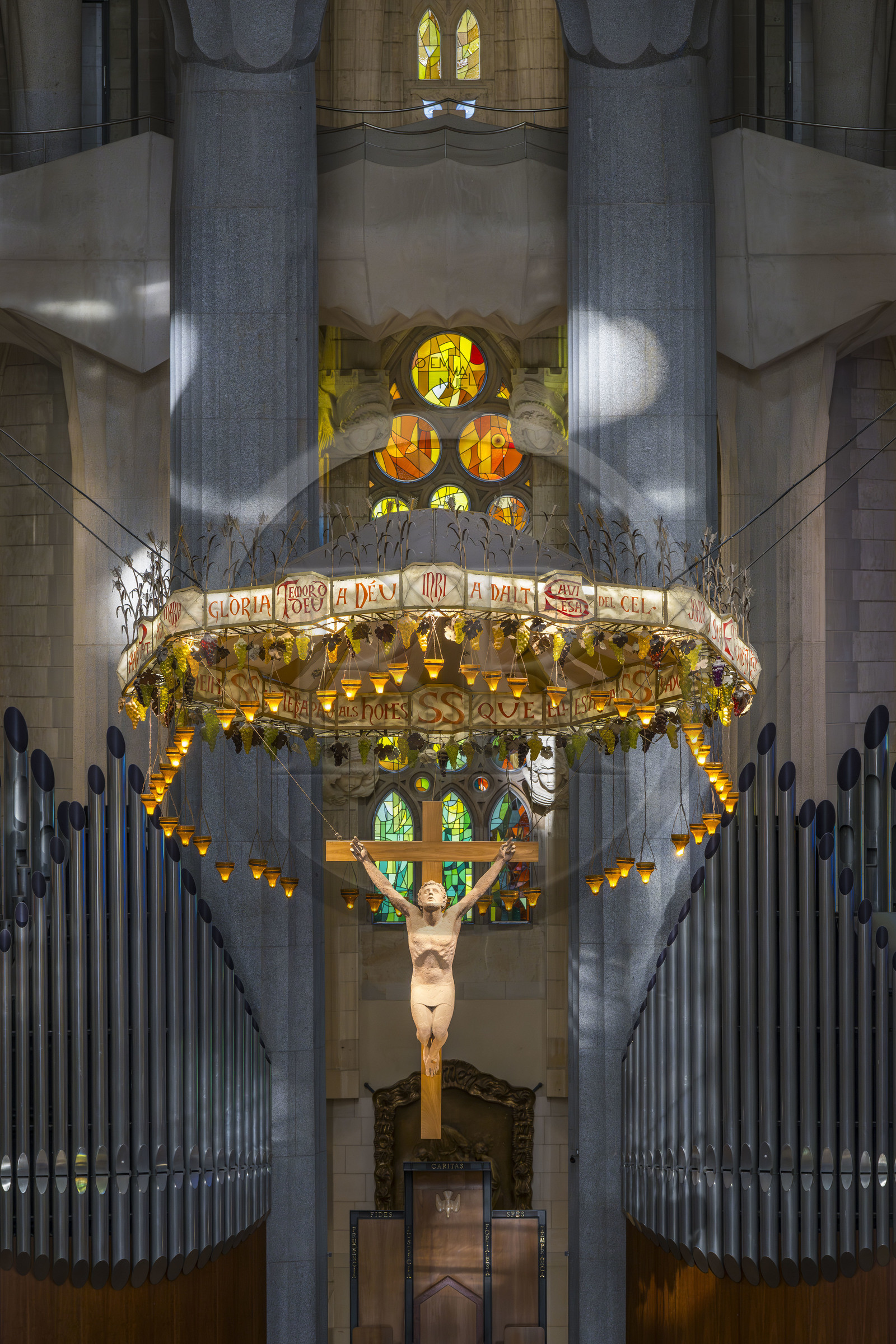 Espagne, Catalogne, Barcelone, quartier de l'Eixample, basilique de la Sagrada Familia de l'architecte du modernisme catalan Antoni Gaudi classée Patrimoine Mondial de l'UNESCO, le presbyterium, chœur réservé au clergé, surmonté du Christ crucifié accroché à un baldaquin suspendu