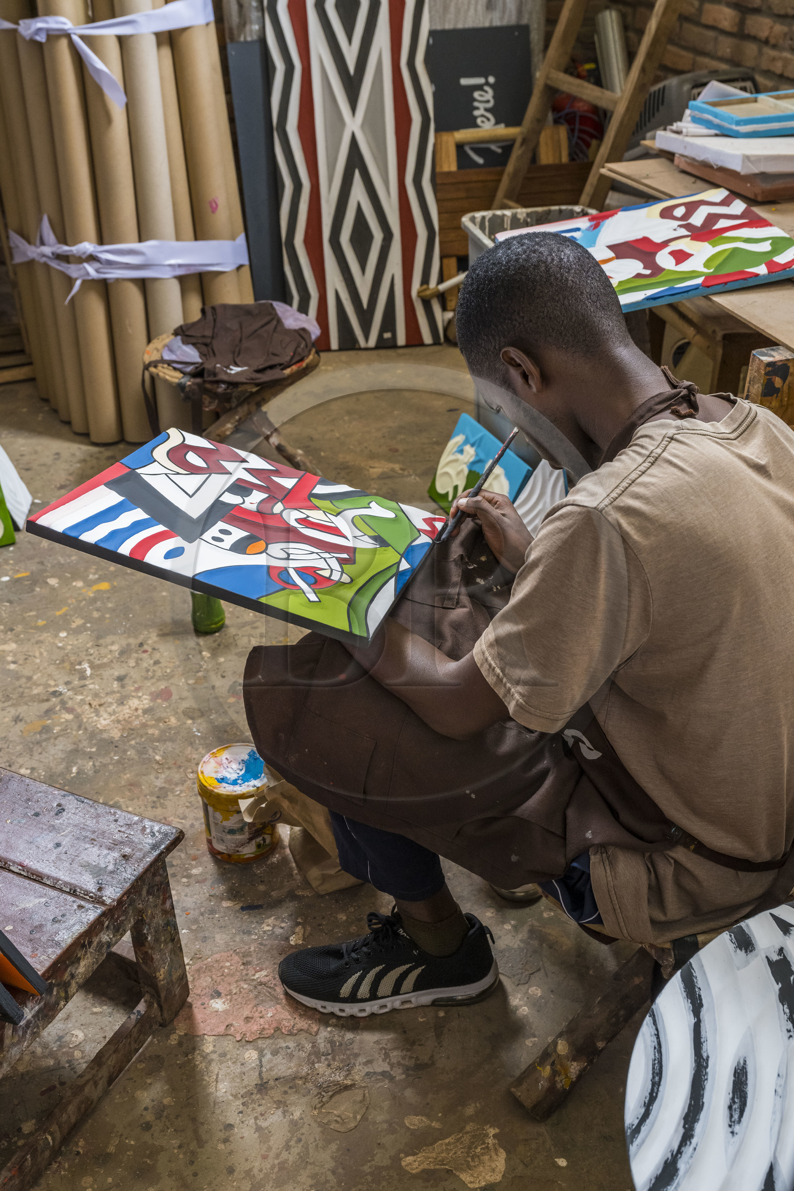 Rwanda, Province de l’Est, Imigongo Art Center, Coffee shop et vente de légumes bio sur la route de Kayonza, réalisation de tableaux par de jeunes artistes