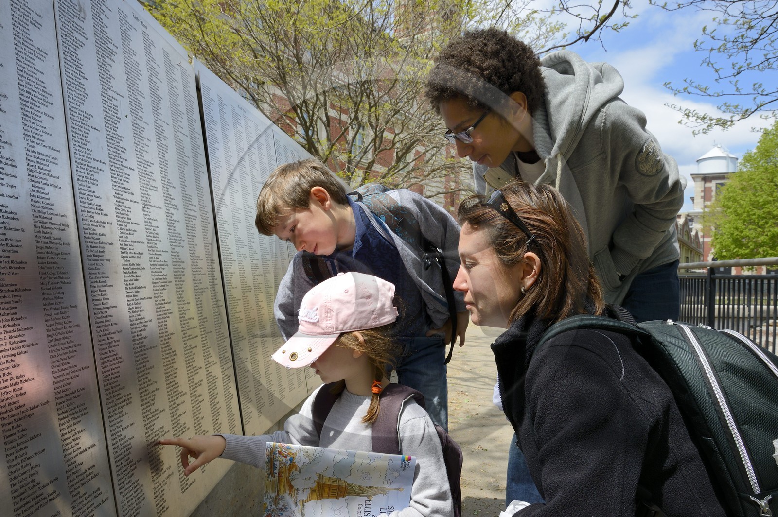 Etats-Unis, New York, Ellis Island, musée national de l'histoire de l'Immigration, mur d'honneur comportant les noms d'immigrants passés par le centre de réception des immigrés