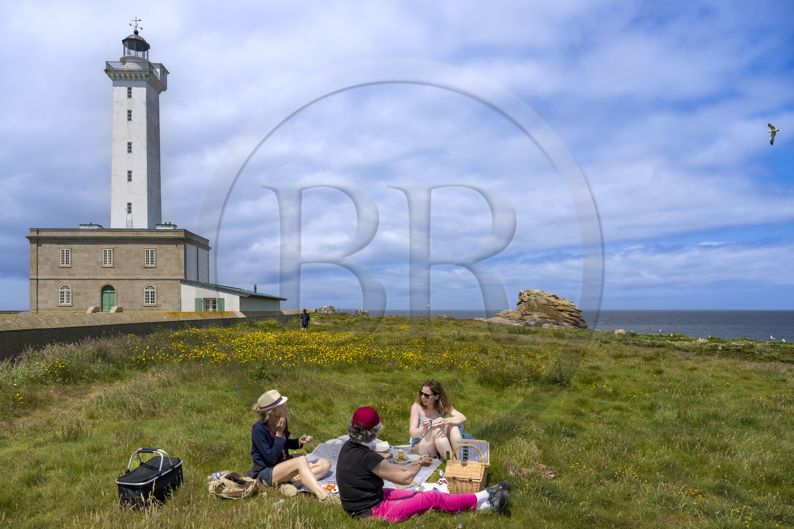 France, Finistère (29), Pays des Abers, Ile Vierge dans l'archipel de Lilia, picnic au pied du phare de l'Ile Vierge, l’ancien phare de 1845 en arrière plan