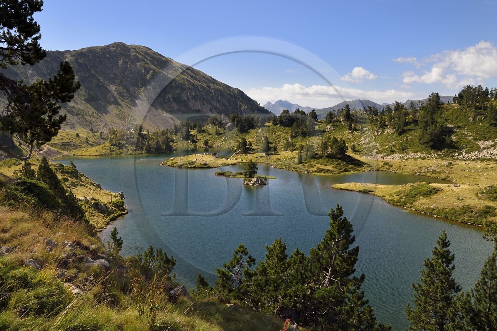 France, Hautes-Pyrénées (65), Saint-Lary-Soulan et Vielle-Aure, randonnée sur une variante du GR10 entre le col de Portet et les lacs de Bastan en bordure de la réserve naturelle de Néouvielle, lac de Bastan du milieu