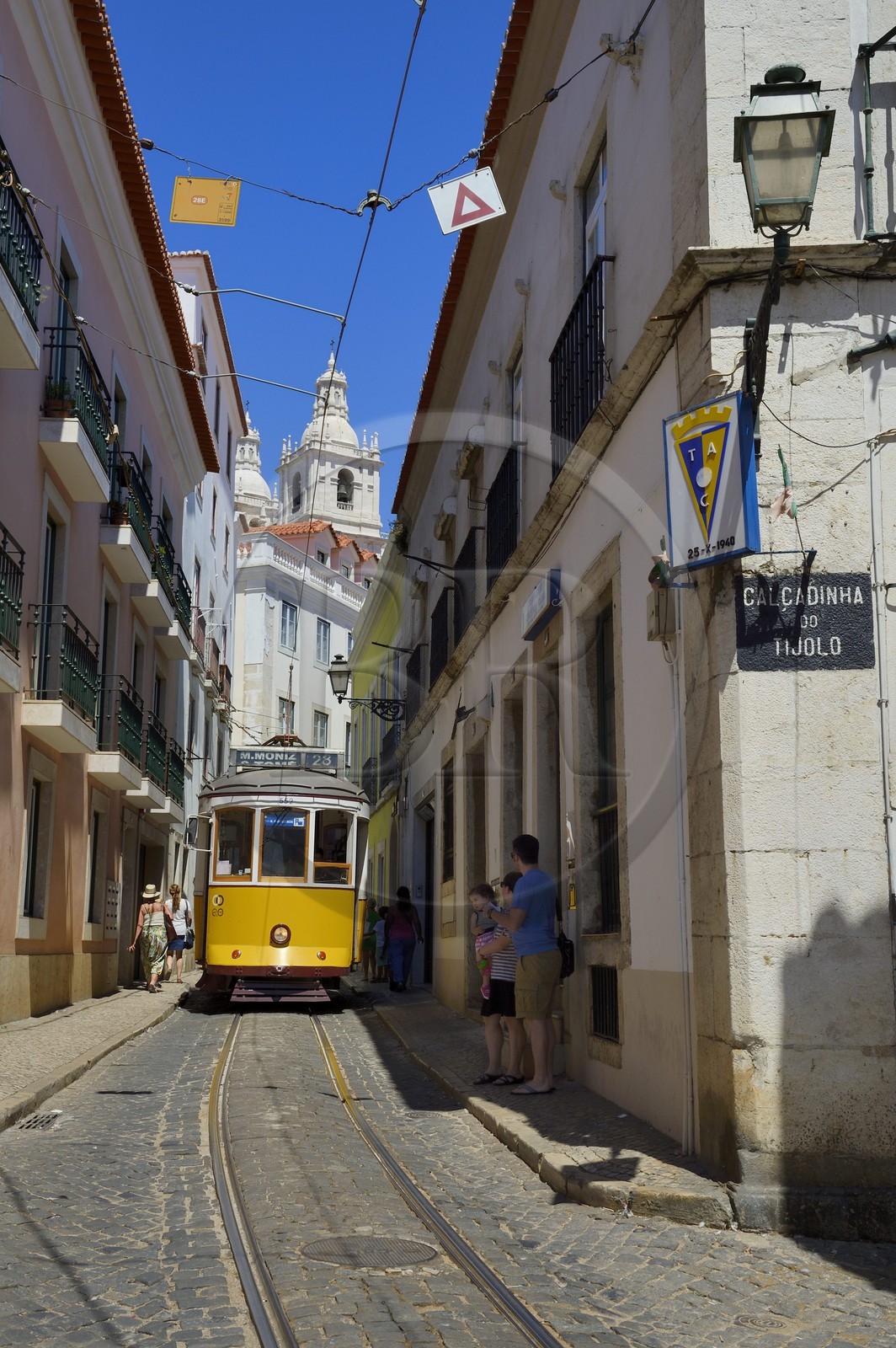 Portugal, Lisbonne, quartier de l'Alfama, tramway (electricos) le long de la Rua das Escolas Gerais avec la tour de l'église de Sao Vicente de Fora