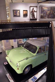 Allemagne, Berlin, le Deutsches Historisches Museum (musée de l’histoire allemande), section de l'Allemagne divisée et de la réunification, une voiture Trabant de la RDA