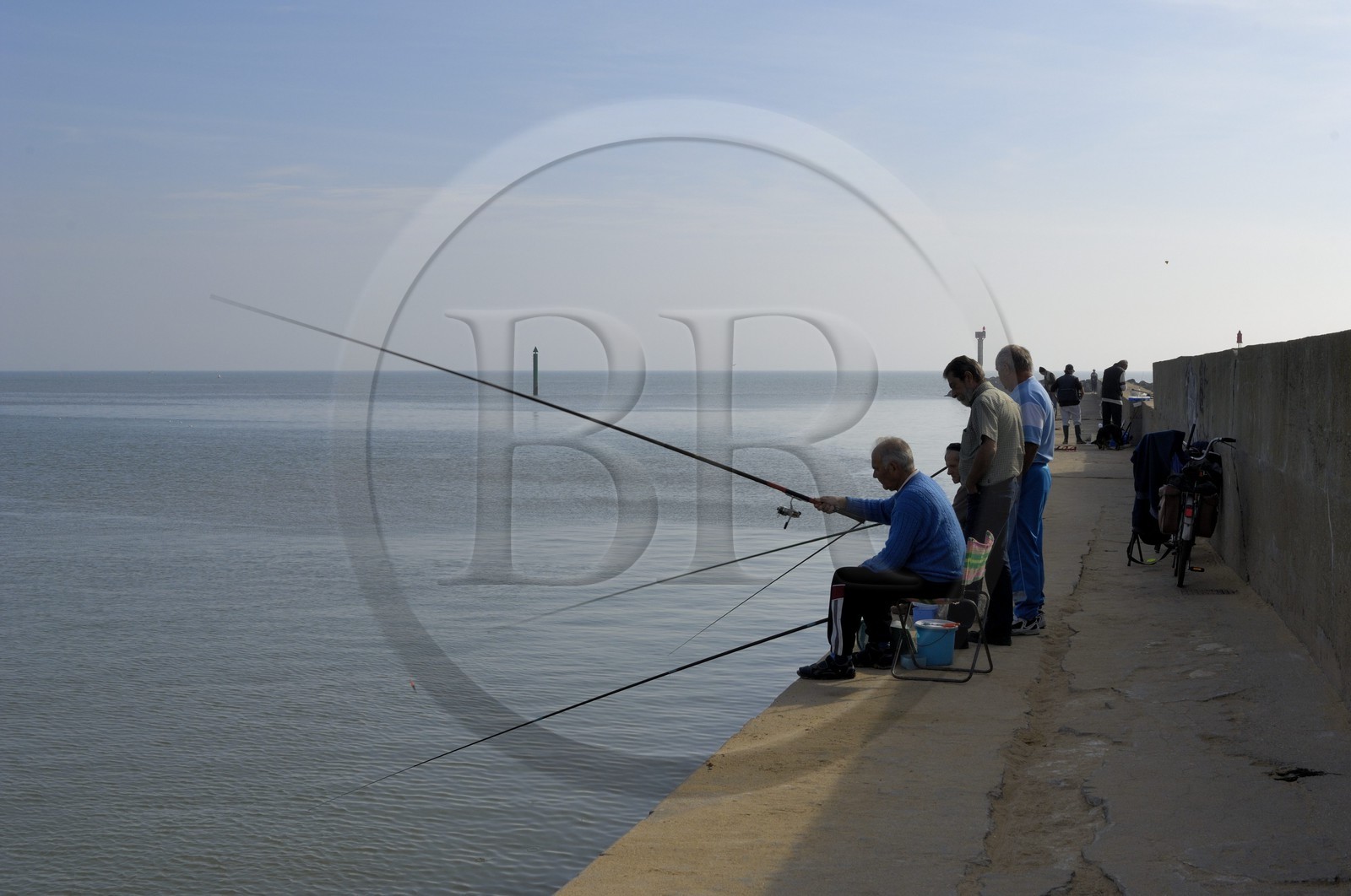 France, Charente-Maritime (17), Ile d'Oléron, port de la Cotinière, pêcheurs