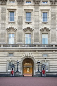 Royaume-Uni, Londres, Cité de Westminster, Royal Guard (Scots Guards) devant le palais de Buckingham (Buckingham Palace)