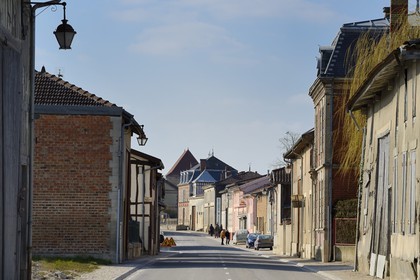 France, Marne (51), village de Saint-Amand-sur-Fion, la rue principale