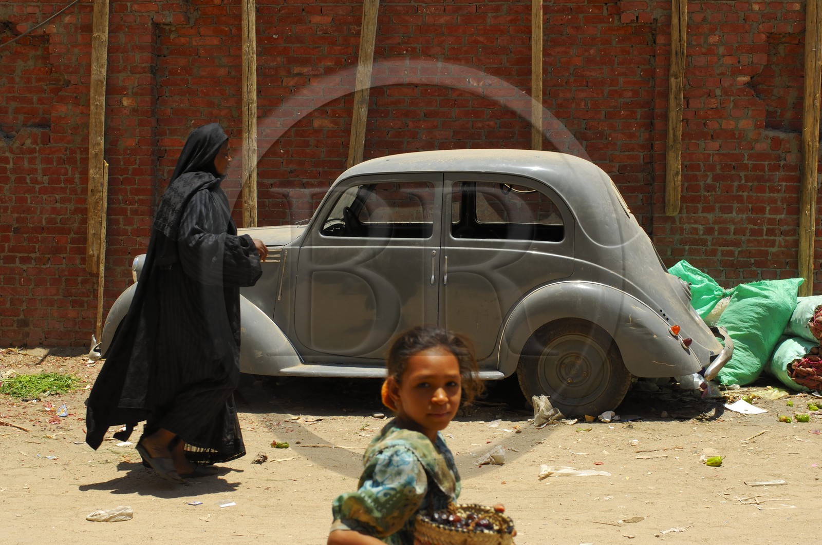 Egypte, Haute Egypte, Nubie, vallée du Nil, Assouan, le souk, vieille voiture