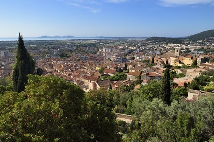 France, Var (83), Hyères, la vieille ville et la Collégiale Saint-Paul, Massif des Maurettes