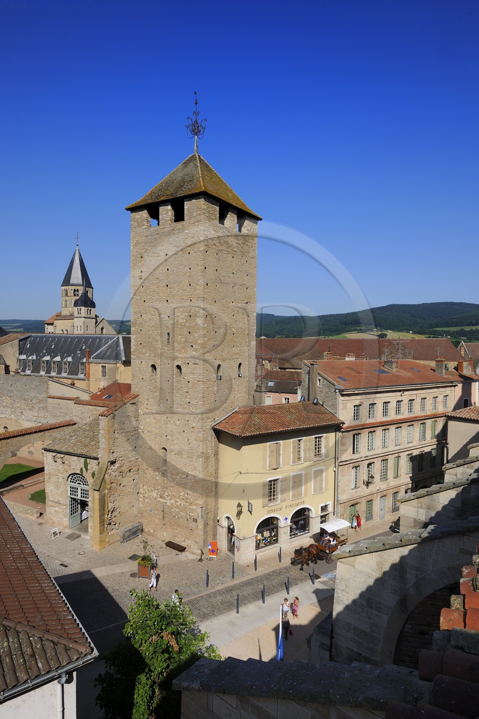 France, Saône et Loire (71), Cluny, clocher de l'Eau Bénite de l'ancienne abbaye et la Tour du Fromage qui surplombe la rue Lamartine