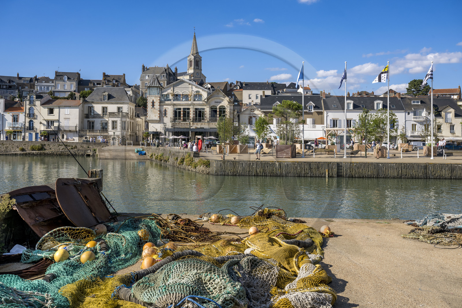 France, Loire-Atlantique (44), Pornic, les quais du port et l'église Saint-Gilles en arrière plan