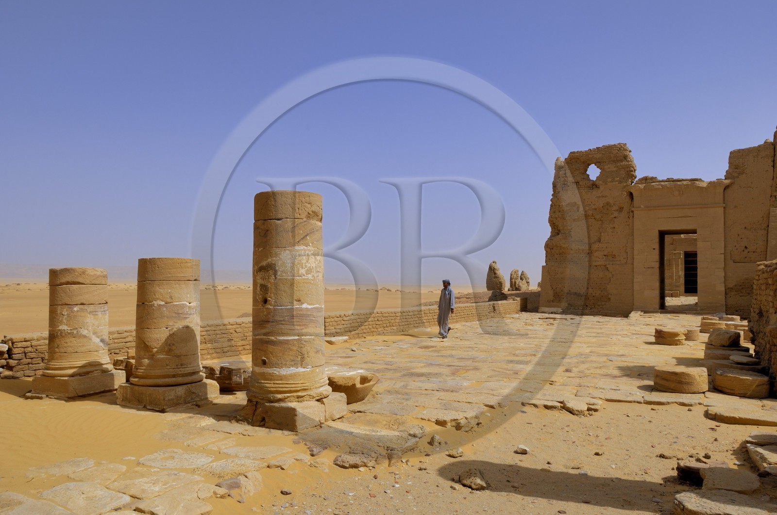 Egypte, désert libyque, El-Dush au sud de l'oasis de Kharga, le temple de l'époque Ptolémaique dédié à Isis et Osiris dans le fort romain