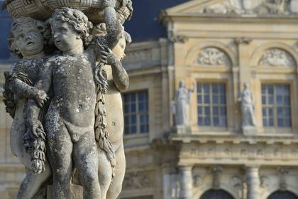 France, Seine-et-Marne (77), Maincy, le château de Vaux-le-Vicomte, statue dans les jardins et la façade sud