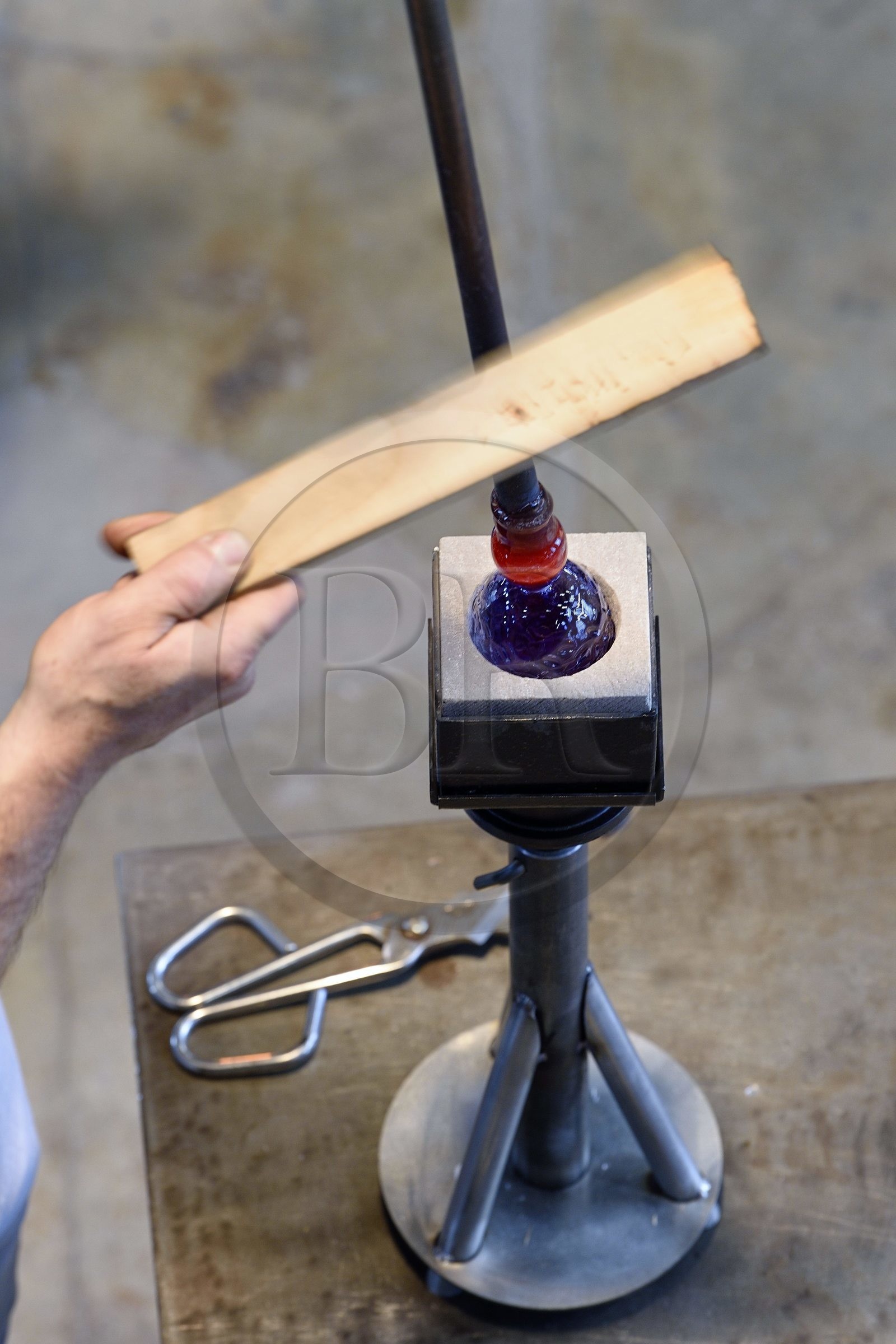 France, Moselle, Meisenthal, Centre international d'Art verrier (CIAV) (international glass centre), the blowing workshop, crafting a Christmas ball, cane detachment