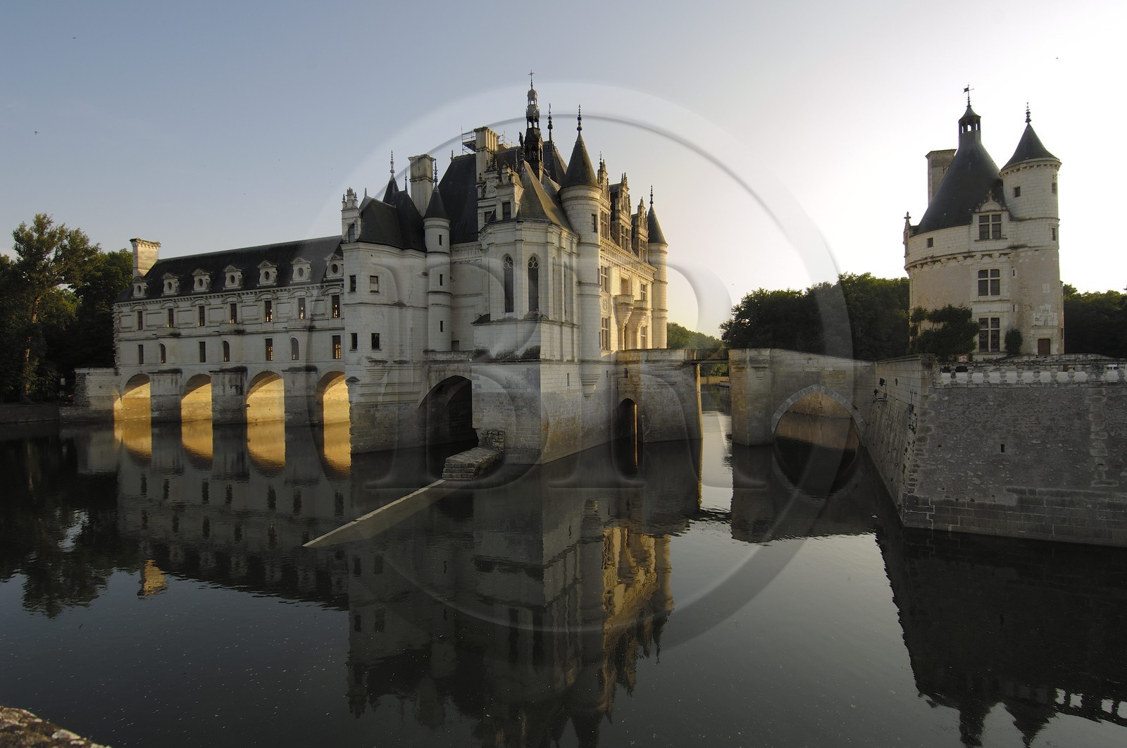France, Indre-et-Loire (37), château de Chenonceau de style Renaissance qui enjambe le Cher, édifié de 1513 à 1521 et la tour des Marques