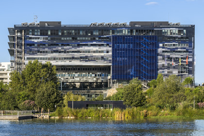 France, Hérault (34), Montpellier,  quartier de Port Marianne, l'Hotel de Ville conçu par les architectes Jean Nouvel et François Fontès et le Bassin Jacques Coeur au premier plan